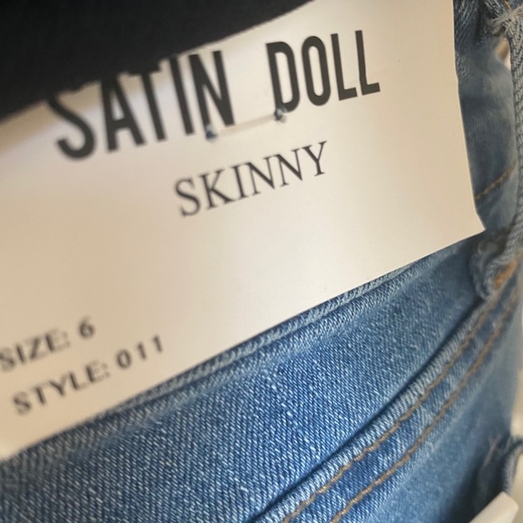 Slightly distressed skinny Jean - Picture 7 of 10